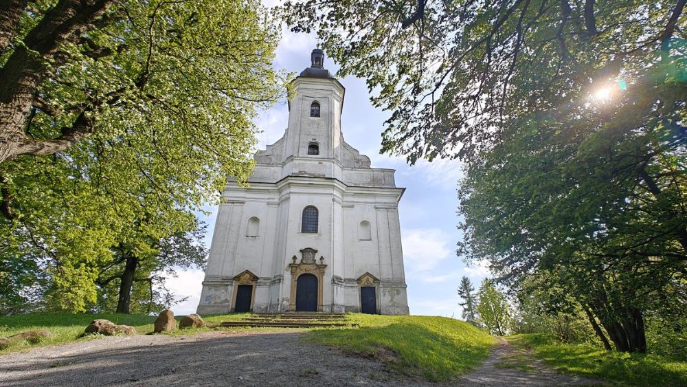 Poutní kostel Panny Marie Pomocné na Uhlířském vrchu